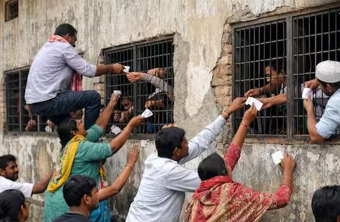 12th Board Exam: महाराष्ट्र में 12वीं बोर्ड एग्जाम के दौरान खुल्लम-खुल्ला नकल….CCTV में कैद पूरी घटना, 3 टीचरों पर गिरी गाज; 327 स्टूडेंट्स की कॉपियां जब्त