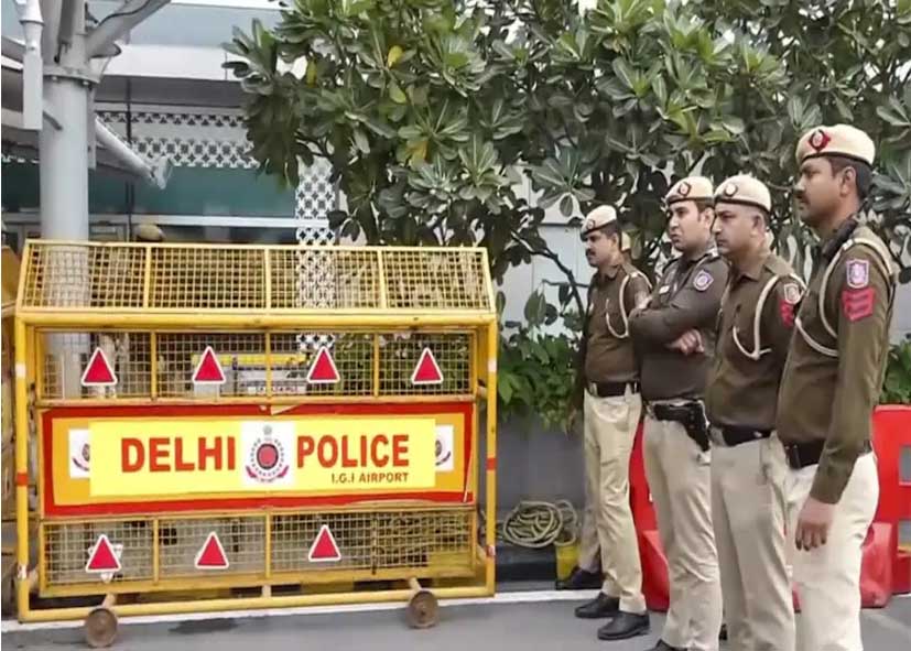 Delhi Crime: ड्यूटी पर तैनात हेड कांस्टेबल पर हमला, महिला ने दांत से काटा, मारपीट की; दिल्ली पुलिस ने किया गिरफ्तार