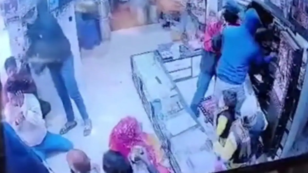 सारण में दिनदहाड़े बड़ी लूट: हथियार के बल पर ज्वेलर्स से 20 लाख के गहने व नकदी लेकर फरार हुए नकाबपोश बदमाश