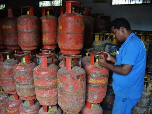 दिल्ली के लोगों के लिए खुशखबरी ! होली के मौके पर मुफ्त में मिलेगा LPG सिलेंडर, खाते में आएंगे 853 रुपये