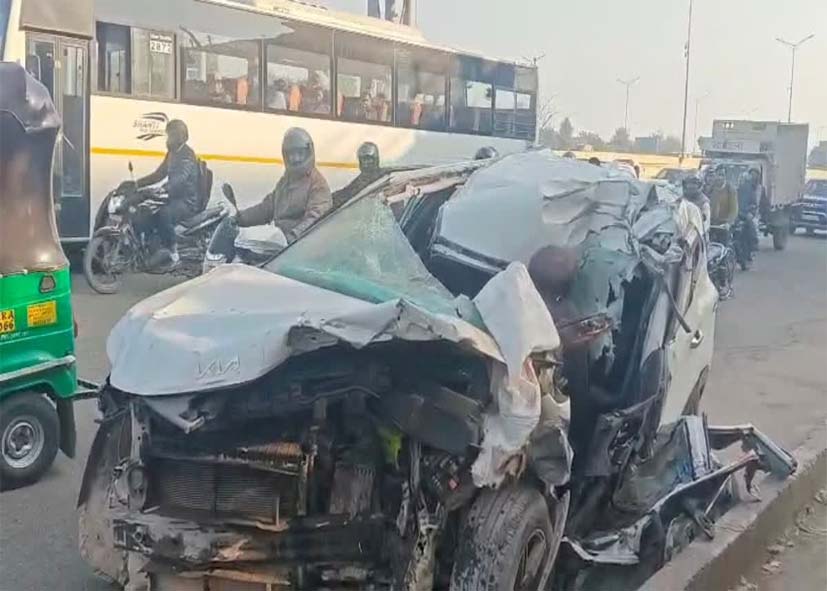 दिल्ली के गाजीपुर में भीषण सड़क हादसा, खड़े कंटेनर से टकराई कार; 2 महिलाओं की मौत