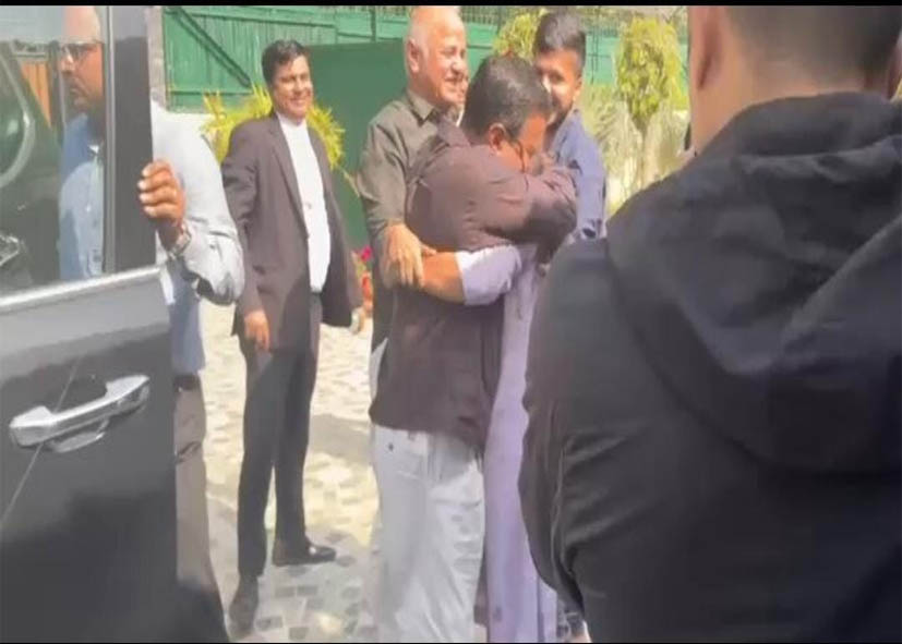 दिल्ली शराब घोटाला: राउज एवेन्यू कोर्ट से अरविंद केजरीवाल को बड़ी राहत, बरी होने के बाद पत्नी से मिलकर हुए भावुक