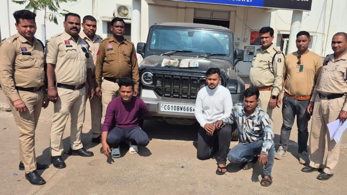 CG News : थार में चाकू लहरा रहे थे नशेड़ी युवक, पुलिस ने हथियार के साथ 3 को पकड़ा