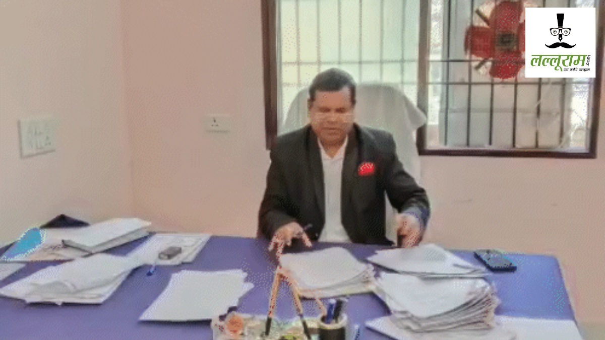गरियाबंद अश्लील-डांस : निलंबन के बाद भी कुर्सी में जमे हैं SDM, मुख्य सचिव से हुई शिकायत, कलेक्टर ने अब लिया पुलिस का सहारा