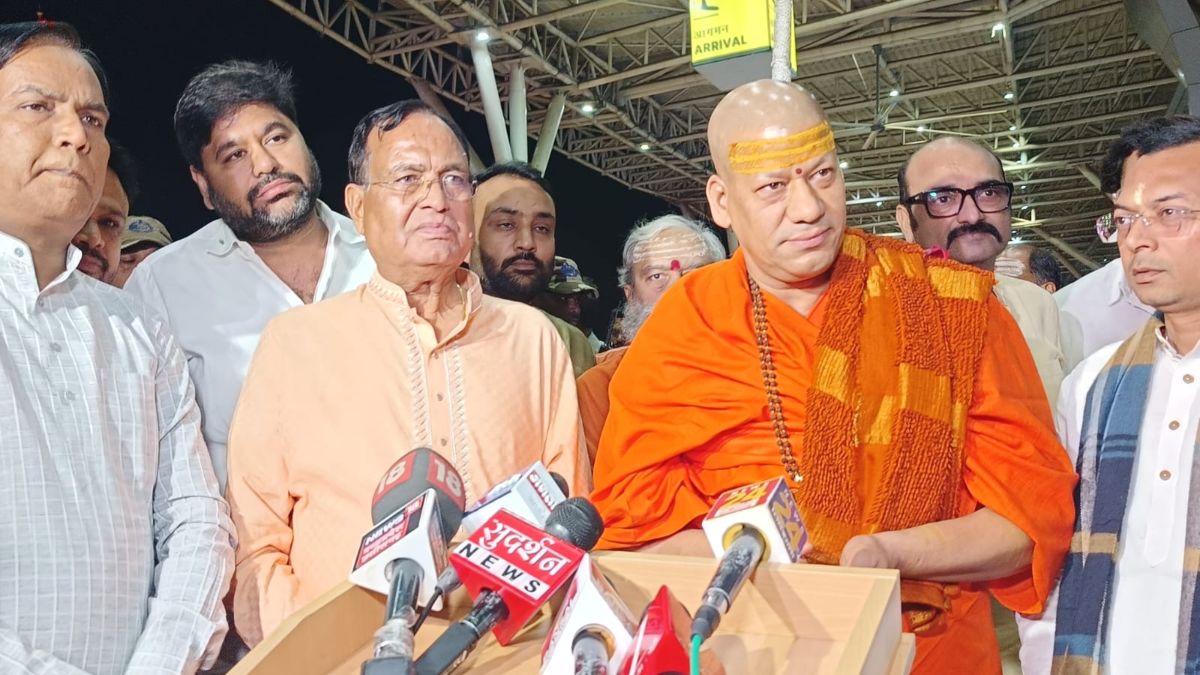 निरंजनी अखाड़े के आचार्य महामंडलेश्वर स्वामी कैलाशानंद गिरी पहुंचे रायपुर, धर्मांतरण पर बोले- सनातनियों को अपने धर्म में रहते हुए करना चाहिए काम