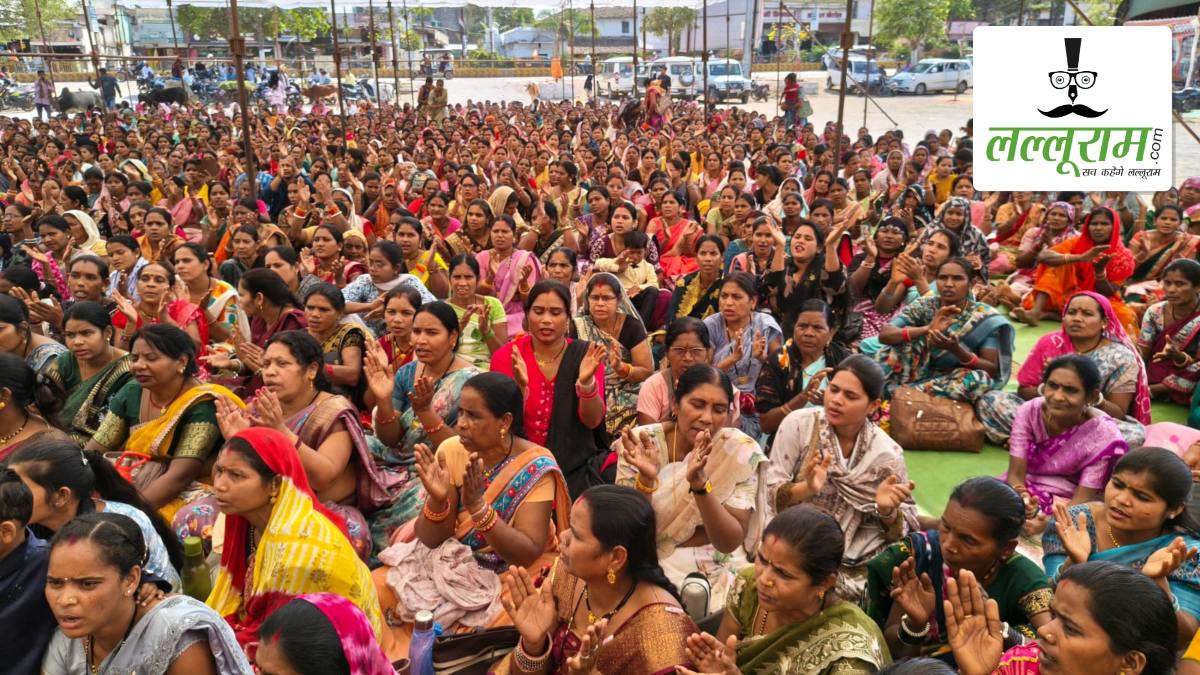 नियमितीकरण समेत 3 सूत्रीय मांगों को लेकर आंगनबाड़ी सहायिका-कार्यकर्ता संघ का धरना प्रदर्शन, कहा- सरकार नहीं मानी तो फिर होगा उग्र आंदोलन