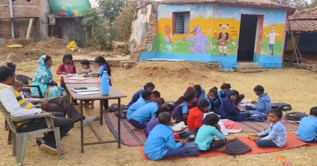 हाथ में किताब-सिर पर आसमान: अनूपपुर में खुले मैदान में आदिवासी बच्चों की पढ़ाई, सिस्टम की नाकामी की मिसाल बना यह स्कूल