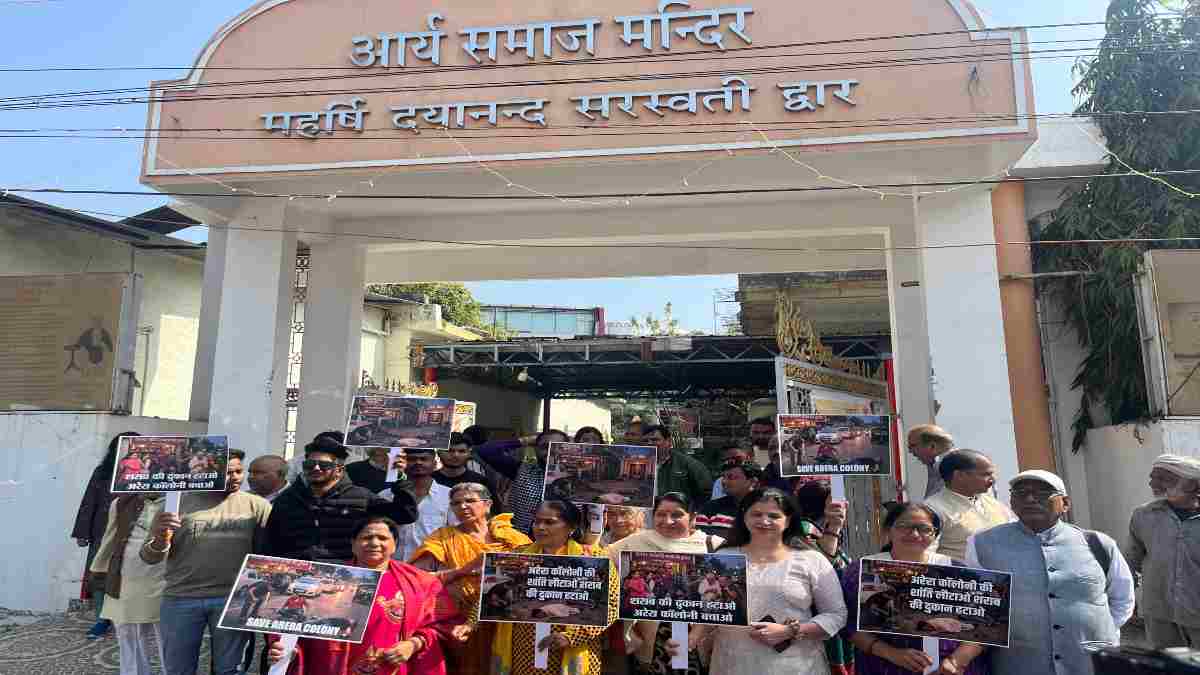 भोपाल में आर्य समाज मंदिर के सिर्फ 29 मीटर पर शराब ठेका! रहवासियों का प्रदर्शन, NHRC सदस्य प्रियंक कानूनगो ने खुद नापी दूरी
