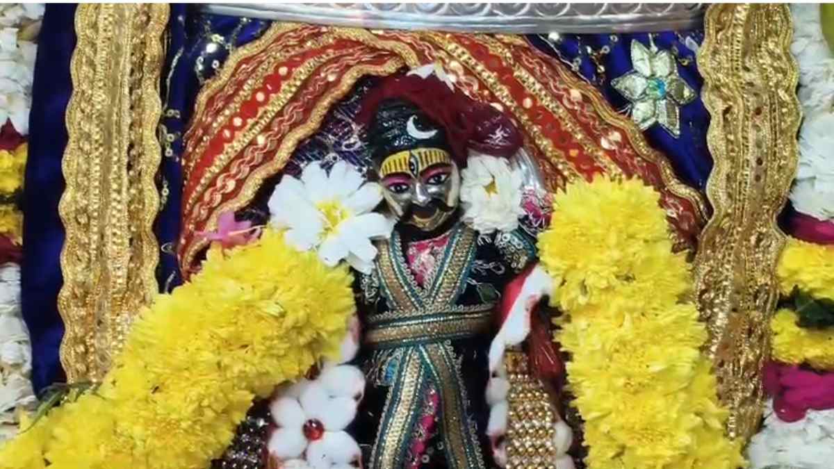 भगवान महाकाल का दिव्य ‘शिव तांडव’ स्वरूप: महाशिवरात्रि से पहले मनमोहक स्वरुप में दिए दर्शन, साउथ के नटराज मंदिर की थीम पर विदेशी फूलों से मंदिर की सजावट