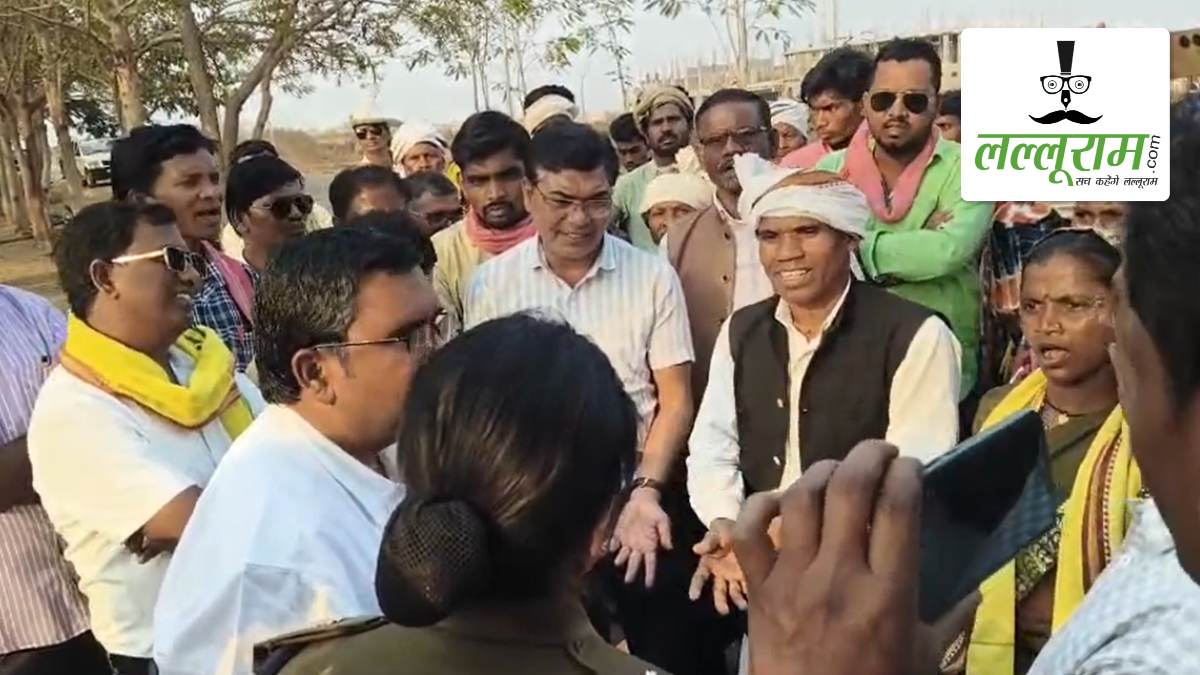 50 किलोमीटर पैदल चलकर 70 से अधिक आदिवासी पहुंचे कलेक्ट्रेट, गेट पर रोके गए, 2022 के मारपीट मामले में की न्याय की मांग