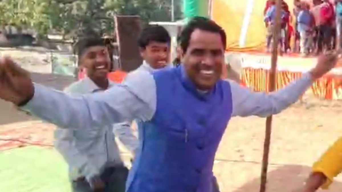 छात्रों संग भोजपुरी गाने पर डांस करना प्रभारी प्राचार्य को पड़ा महंगा, Viral Video के आधार पर संभागायुक्त ने किया निलंबित…