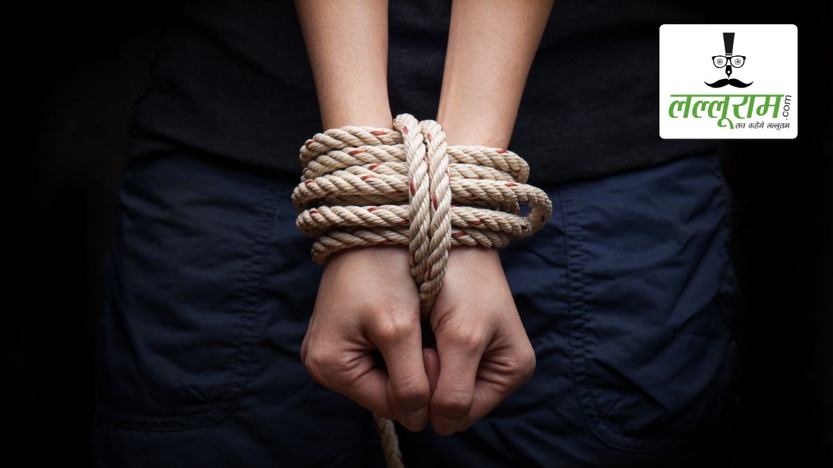 गर्लफ्रेंड को लेकर बवाल: 12वीं के छात्र का चाकू की नोक पर स्कूल के सामने अपहरण कर की मारपीट, पुलिस ने 2 नाबालिग समेत तीन आरोपियों को किया गिरफ्तार, सफारी कार और बेसबॉल बैट जब्त