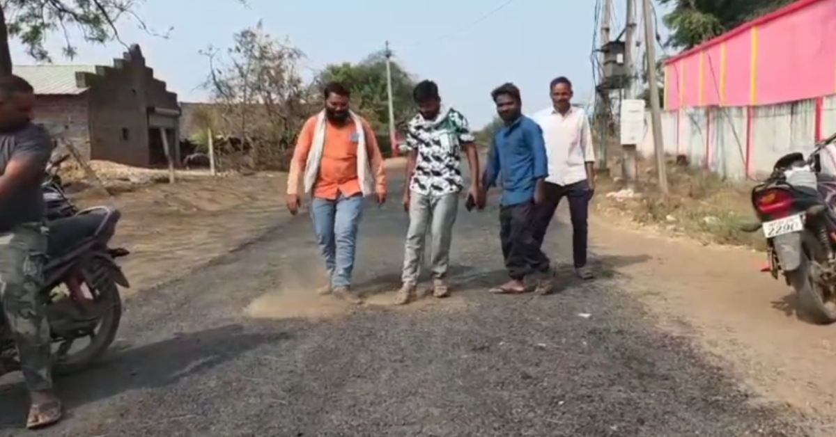 बुरहानपुर में ‘भ्रष्टाचार की सड़क’: निर्माण के महज 2 दिन बाद उखड़ने लगी परतें, ग्रामीणों का विधायक पर फूटा गुस्सा