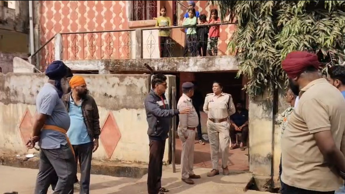 Chhattisgarh : आधी रात विवाद, सुबह पसरा मातम… बुजुर्ग ने पहले पत्नी को उतारा मौत के घाट, फिर खुद लगा ली फांसी