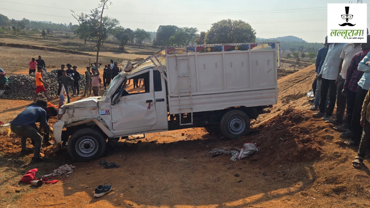 CG Accident News : 3 बार पलटी फिर खेत में जा घुसी पिकअप, शादी में जा रहे 35 बाराती हुए घायल, स्थानीयों ने पहुंचाया अस्पताल