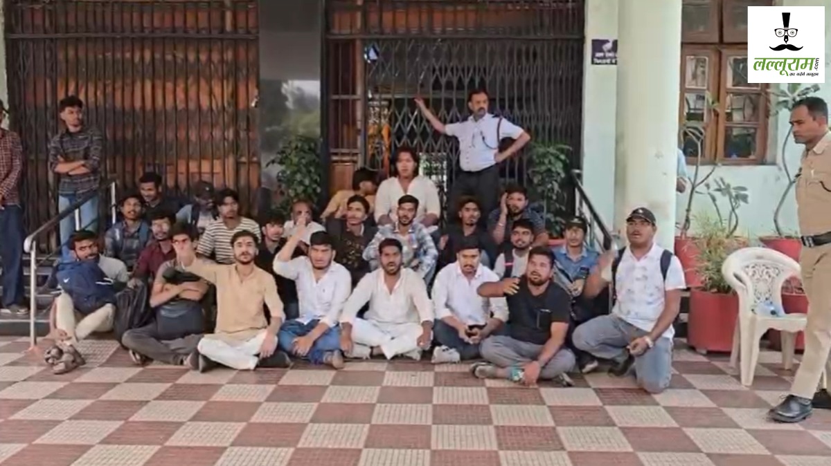 PTRSU हॉस्टल में 25 छात्राएं पीलिया की शिकार, डॉक्टरों को रोके जाने का आरोप, NSUI ने नारेबाजी करते हुए किया प्रदर्शन