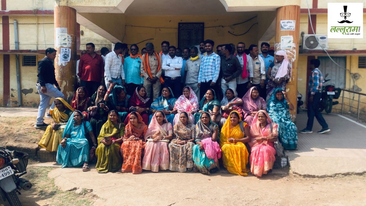 CG News : 15वें वित्त की राशि अटकी, नाराज सरपंचों ने जनपद पंचायत में जड़ा ताला