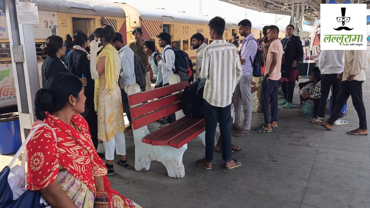 Railway News : ट्रेन में बिना टिकट सफर करने वालों के खिलाफ रायपुर रेल मंडल ने चलाई मुहिम, 185 यात्रियों पर मामला दर्ज
