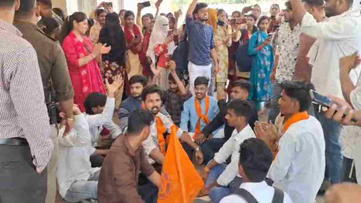 छतरपुर में पुलिस और विद्यार्थी परिषद के कार्यकर्ताओं के बीच झड़प, महाविद्यालय में चल रही धांधली को लेकर ज्ञापन देने पहुंचे थे सभी 