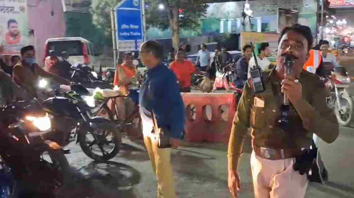 ट्रैफिक ASI का अनोखा अंदाज: गाना गाकर लोगों को देते हैं यातायात नियमों के पालन करने का संदेश, देखें Video 