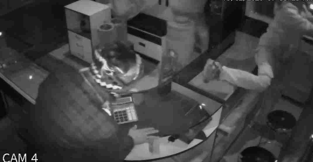 आधी रात ‘ऑपरेशन गोल्ड’! आधा दर्जन चोरों का सुनार की दुकान पर धावा, गहने और कैश लेकर फरार, CCTV में कैद पूरी वारदात