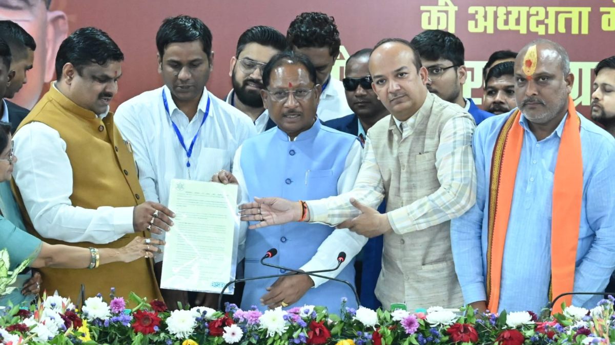 छत्तीसगढ़ राज्य ग्रामीण एवं अन्य पिछड़ा वर्ग विकास प्राधिकरण की बैठक: CM साय की मौजूदगी में 40 आईटी कंपनियों से हुआ एमओयू, चिट फंड कंपनी के 4601 निवेशकों को वापस दिलाए गए 7.38 करोड़ रुपये