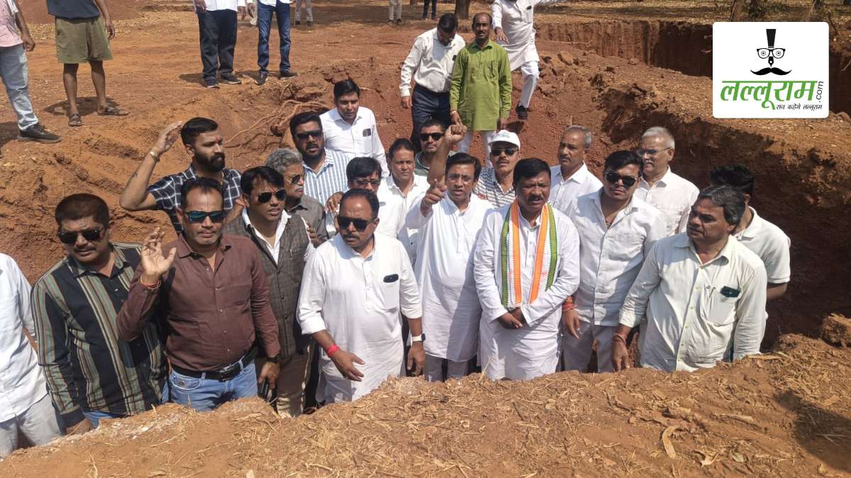 नवा रायपुर में प्रस्तावित फिल्म सिटी के लिए 1500 पेड़ों की कटाई का कांग्रेस ने किया विरोध: गड्ढों में उतरकर किया अनोखा प्रदर्शन, कहा- विकास के नाम पर हरियाली का “कत्ल” कर रही सरकार