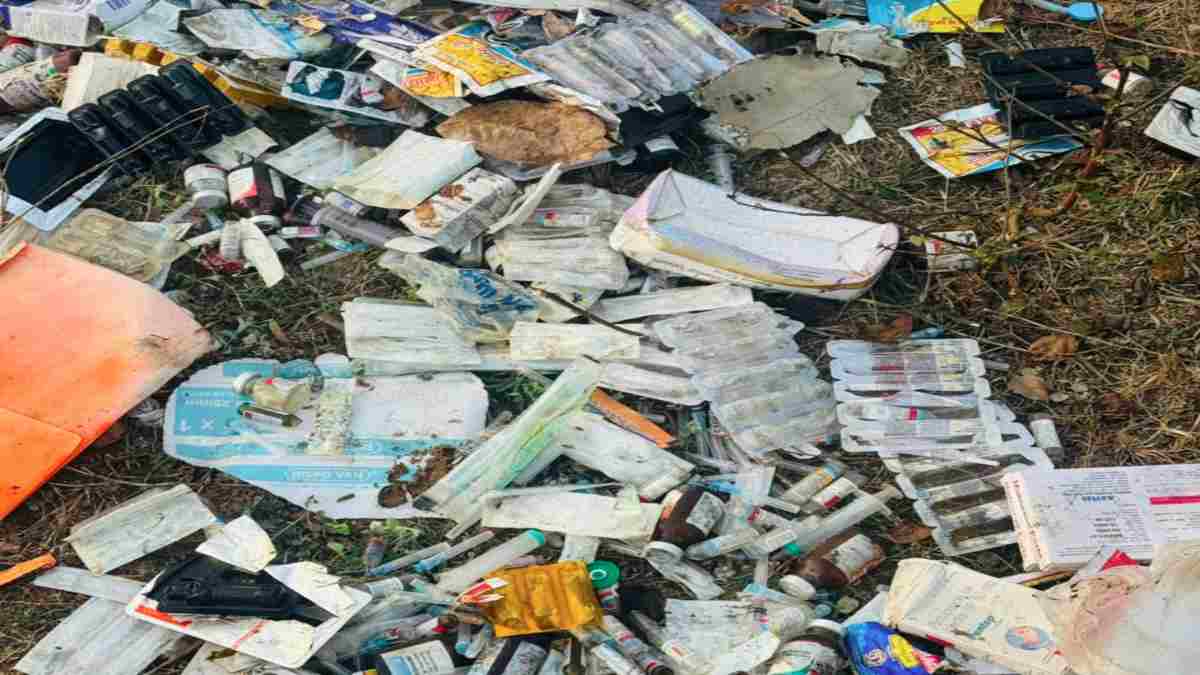 रिहायशी इलाके में बायो वेस्ट बम: अस्पतालों ने सड़क को बना दिया डंपिंग ग्राउंड, इंसानों के साथ गोवंश की जान भी खतरा 
