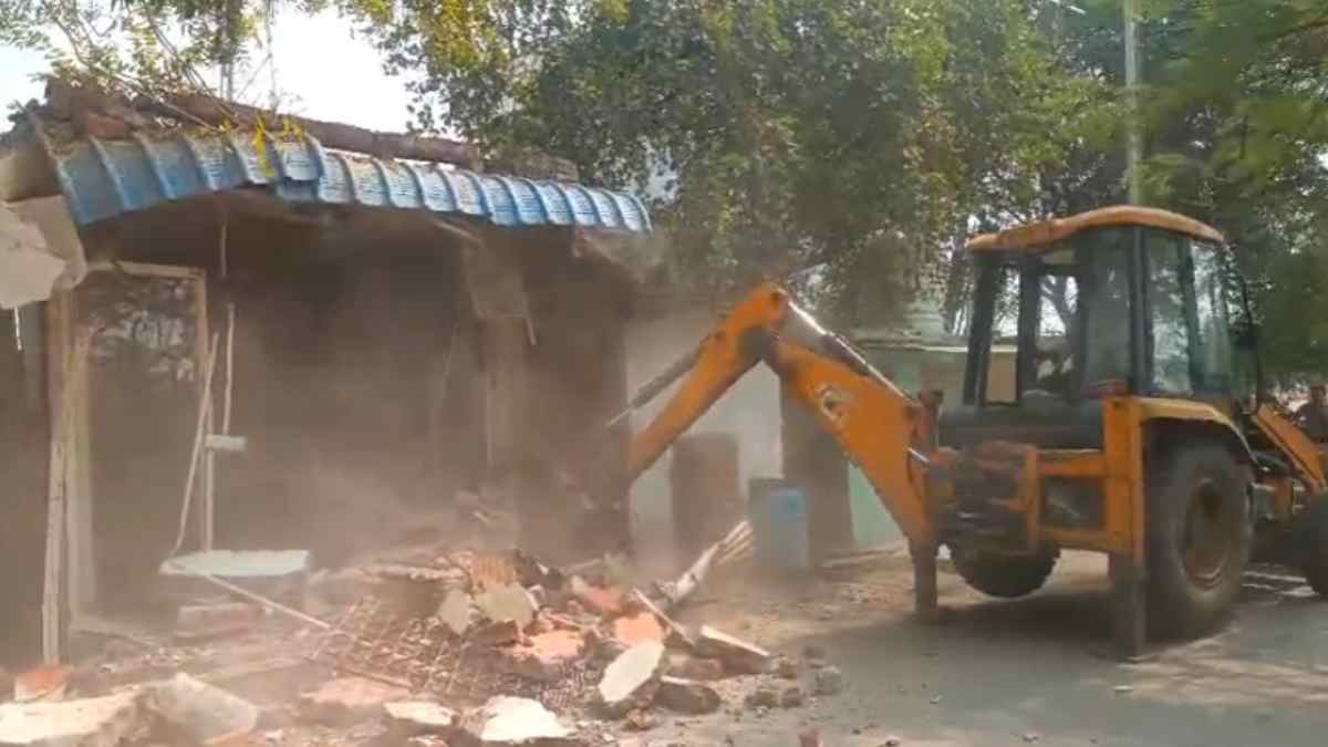 कोर्ट के ADJ से अभद्रता करने पर भाजपा नेता गिरफ्तार, अवैध अतिक्रमण पर चला ‘पीला पंजा’, सरकारी जमीन पर बना पोल्ट्री फार्म जमींदोज