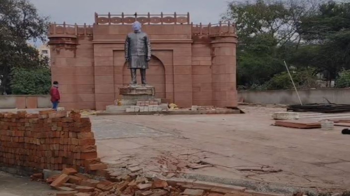 हाईकोर्ट के आदेश की अनदेखी! ग्वालियर आकाशवाणी तिराहे पर पूर्व विधायक की मूर्ति लगने से नया विवाद, नगर निगम ने जारी किए नोटिस