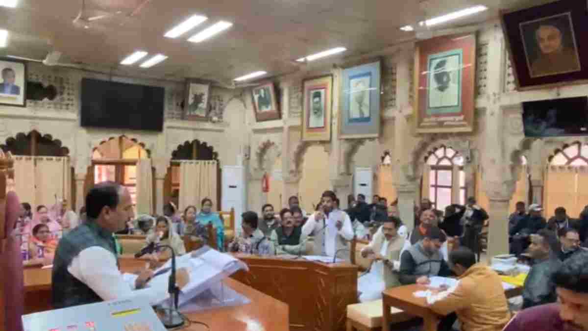 ग्वालियर निगम बैठक में हंगामा: BJP पार्षदों ने कांग्रेस विधायक सतीश सिकरवार के क्षेत्र में बने प्रवेश द्वार हटाने की उठाई मांग, सभापति ने मांगी रिपोर्ट