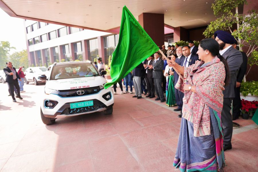 दिल्ली में मिशन प्रदूषण नियंत्रण का आगाज़, मुख्यमंत्री रेखा गुप्ता ने 100 वायु रक्षक फ्लीट को दिखाई हरी झंडी