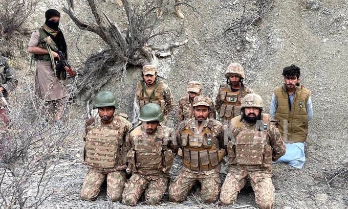 हमें छुड़ा लो…BLA लड़ाकों के सामने पाकिस्तानी सेना ने मानी हार, घुटनों पर बैठकर किया सरेंडर; मुनीर-शहबाज की एक बार फिर हुई अंतरराष्ट्रीय बेइज्जती