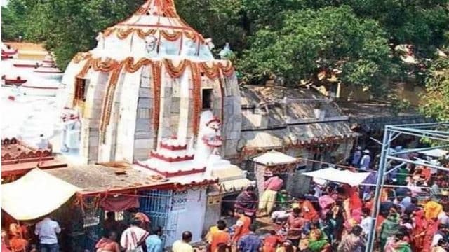 पुरी : लोकनाथ मंदिर में पवित्र पंकोधर एकादशी की रस्म के लिए हज़ारों भक्तों की भीड़