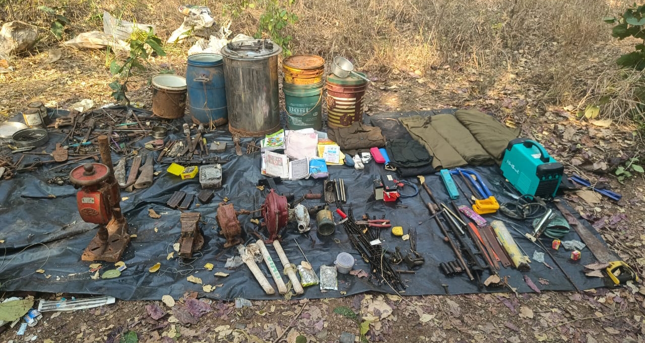 गरियाबंद पुलिस की बड़ी कार्रवाई, जंगल में डंप माओवादियों के हथियारों का बड़ा जखीरा बरामद