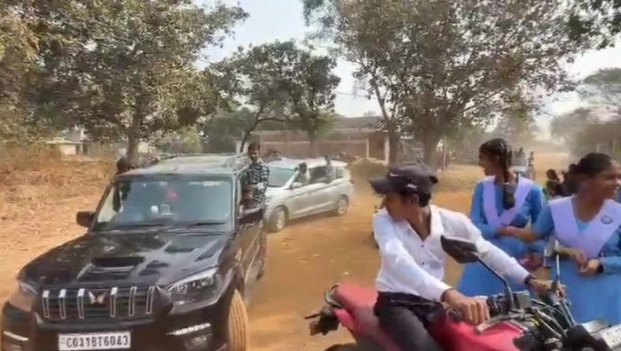 स्कूल परिसर में विदाई समारोह के दौरान छात्रों की स्टंटबाजी का वीडियो वायरल, प्रबंधन की लापरवाही आई सामने