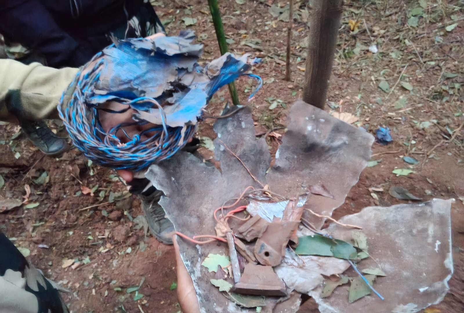 नक्सलियों की साजिश नाकाम : सुरक्षा बलों को मिली बड़ी सफलता, 3 शक्तिशाली IED बरामद कर मौके पर किए नष्ट