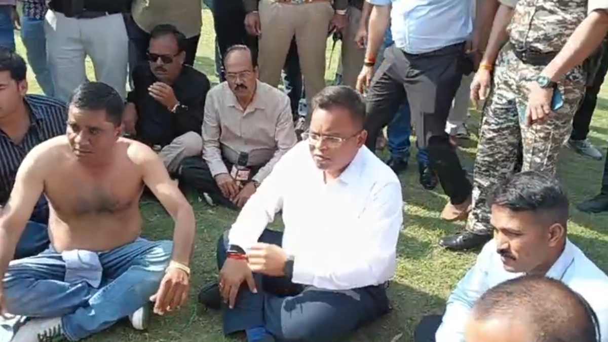 बड़ी खबर: 44 गांव के किसानों का अर्धनग्न प्रदर्शन, कलेक्टर जमीन पर बैठे… सुन ली पूरी पीड़ा, जीत लिया किसानों का दिल