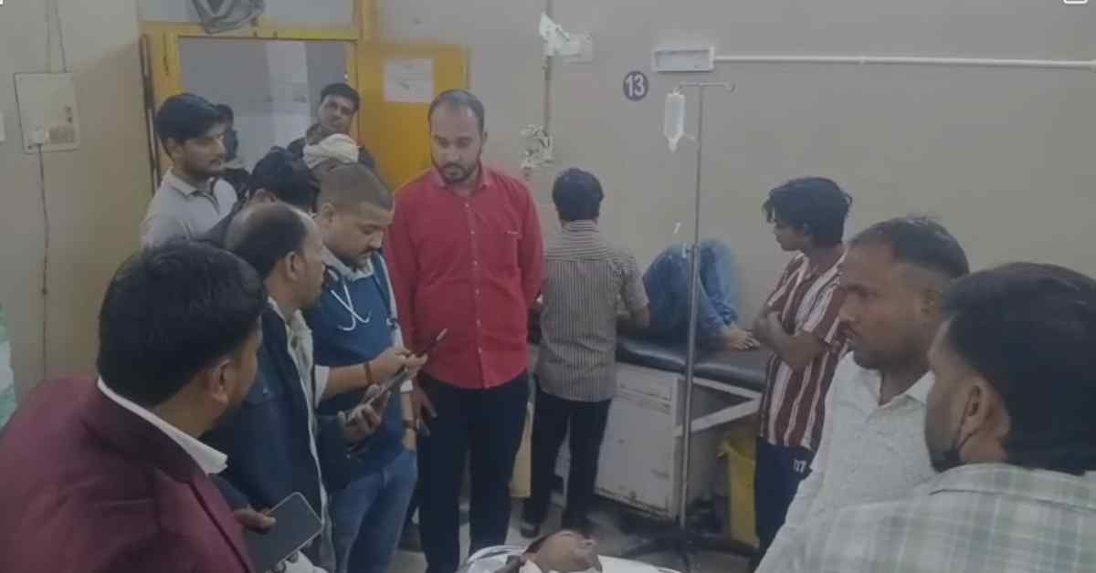 शादी समारोह से लौट रहे युवक पर जानलेवा हमला, सिर में फंसी कुल्हाड़ी, हालत गंभीर