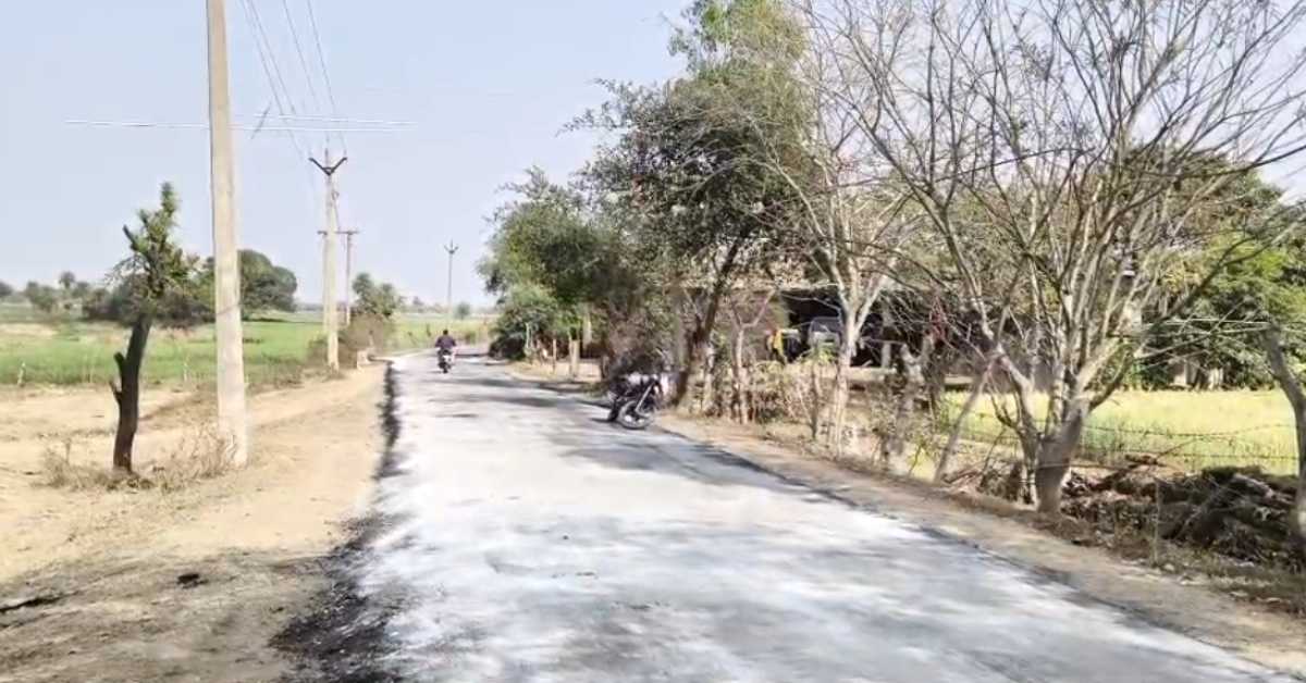 प्रधानमंत्री ग्राम सड़क योजना में भ्रष्टाचार का ‘काला खेल’: डामर की जगह डाला जा रहा काला तेल; ग्रामीणों ने खोला मोर्चा