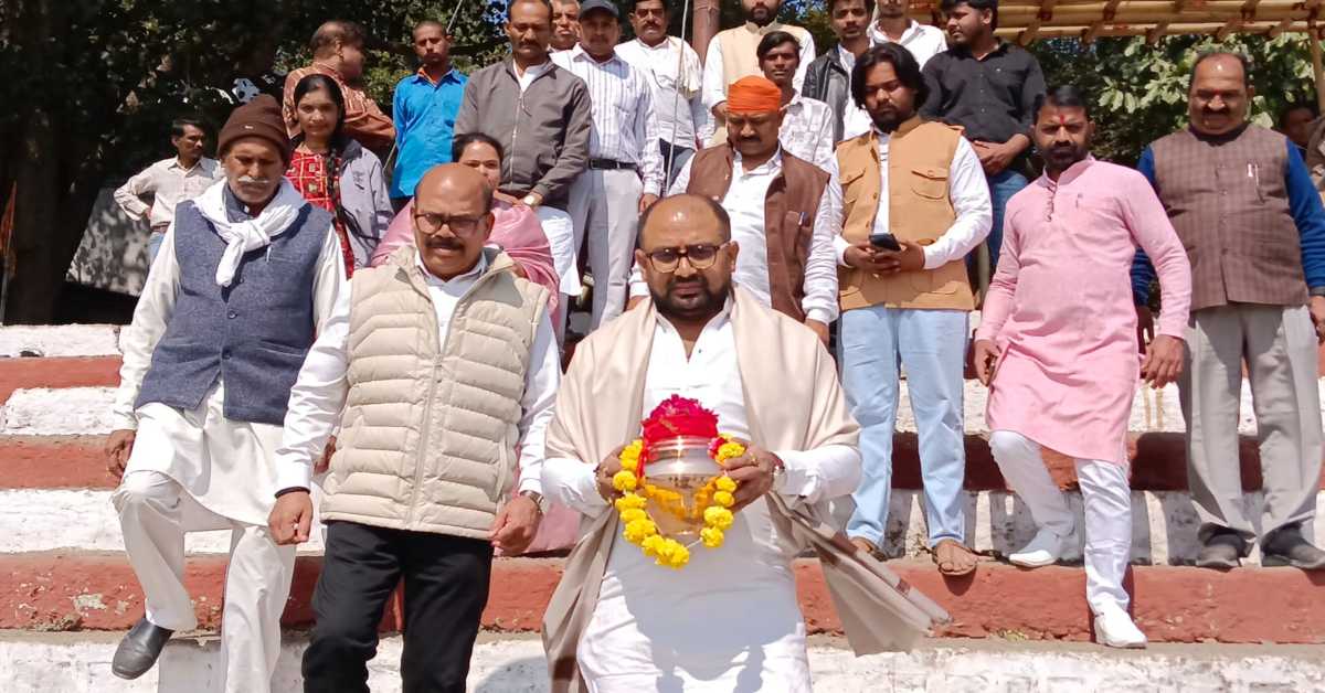 मां नर्मदा तट पर अजीत पवार का अस्थि विसर्जन: दक्षिणमुखी हनुमान मंदिर में दी श्रद्धांजलि, आत्मा की शांति-मोक्ष की प्रार्थना की