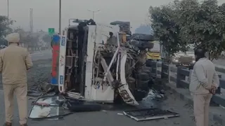 जालंधर : नेशनल हाईवे में पलटी ट्रक, लगा घंटों जाम
