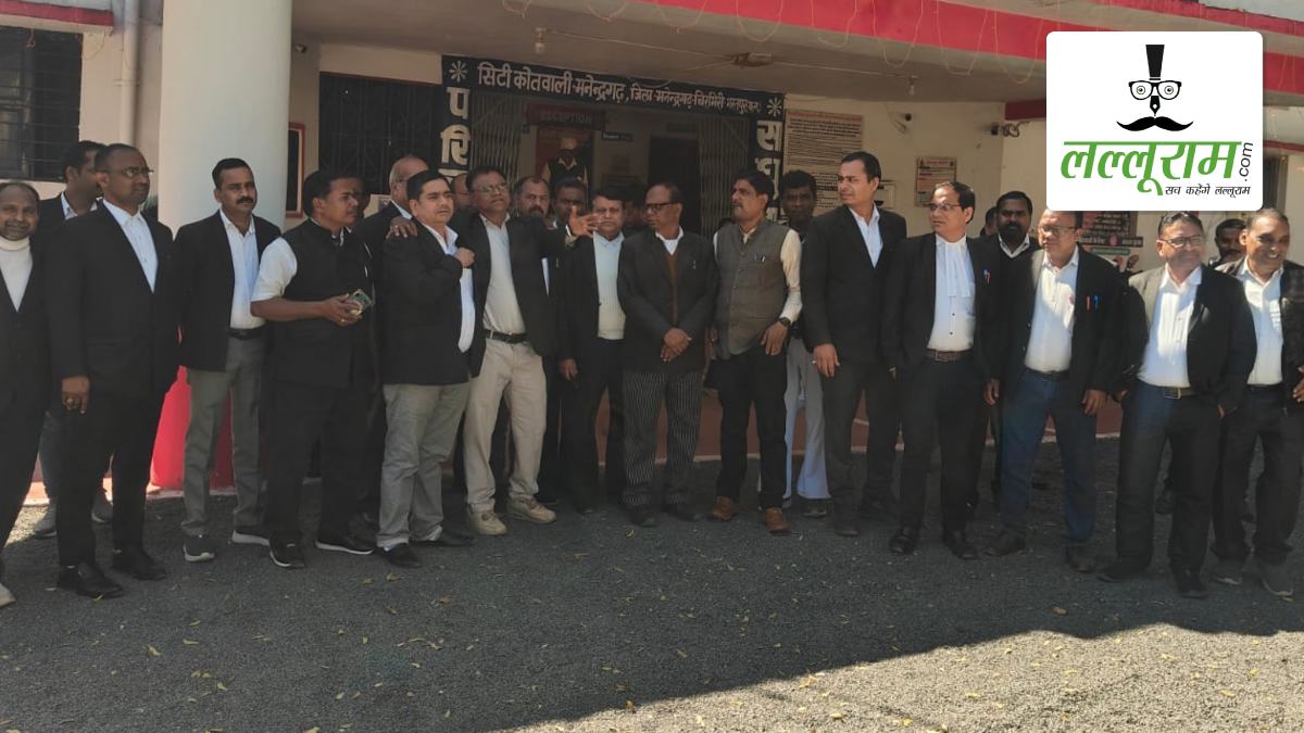 वकीलों के खिलाफ अभद्र टिप्पणी पर भड़का जिला अधिवक्ता संघ, सख्त कानूनी कार्रवाई की मांग को लेकर थाने में की शिकायत