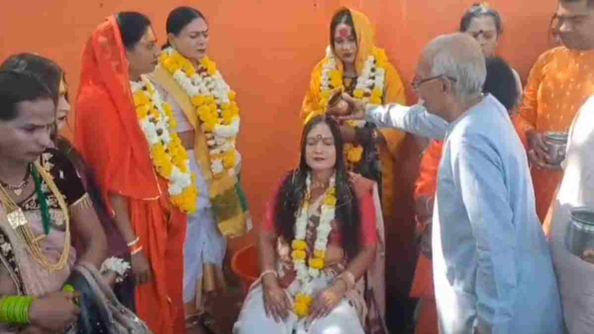 खंडवा में किन्नर की घर वापसी: वहीद अहमद उर्फ सितारा गुरु ने अपनाया सनातन धर्म,  सितारा गुरु अब सीता के नाम से पहचानी जाएगी 