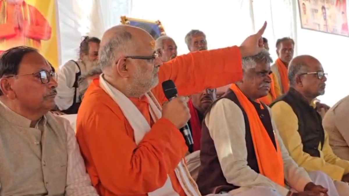 विधायक ने मंच से दी अधिकारियों को चेतावनी,कहा- मंदिर को हाथ लगाया तो प्राण त्याग देंगे, देखें Video