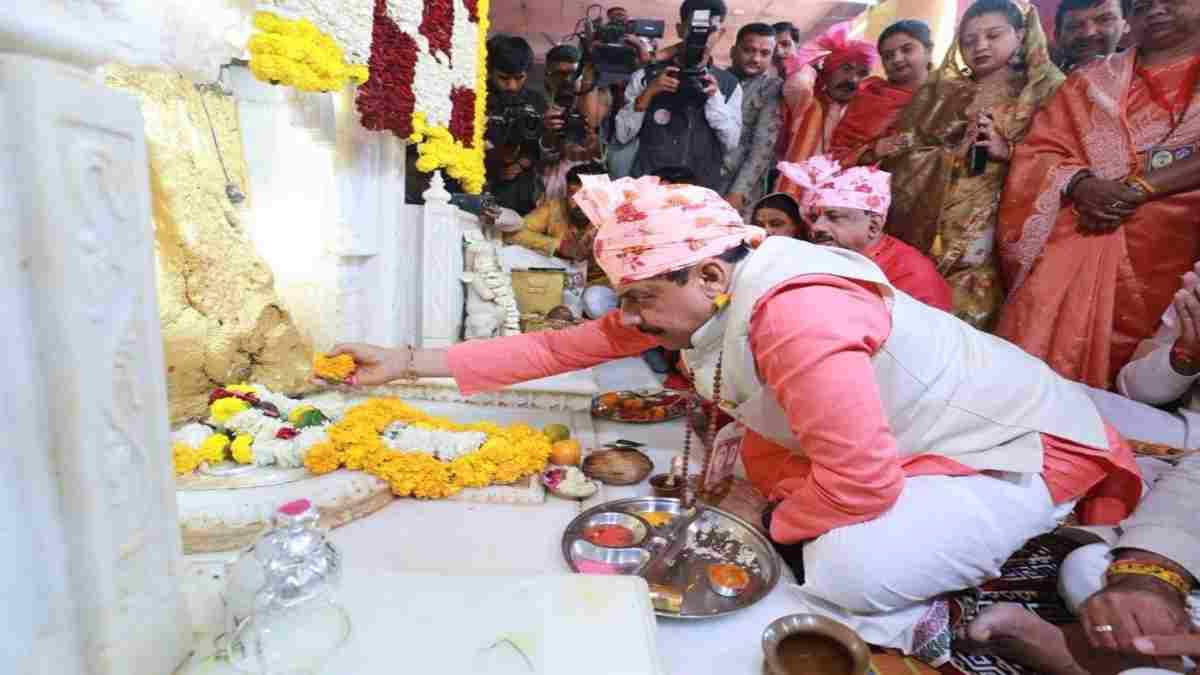 महाशिवरात्रि पर भक्ति में डूबे CM मोहन यादव: भोपाल के प्राचीन बड़वाले महादेव मंदिर में की पूजा-अर्चना, प्रदेश की खुशहाली की कामना