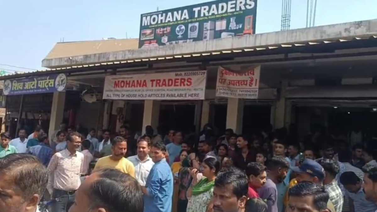 आधी कीमत का लालच, पूरी रकम साफ: 50% छूट का झांसा देकर लाखों की ठगी, मोहना ट्रेडर्स के संचालक का सैकड़ों लोग बने शिकार 