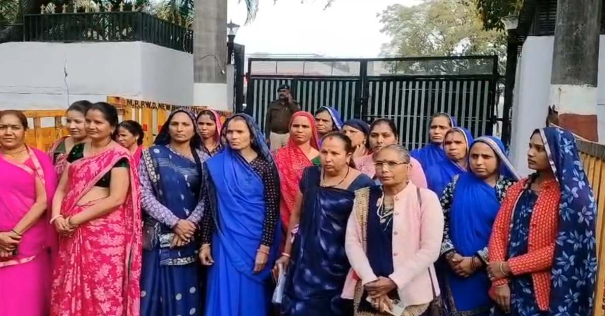 केंद्रीय मंत्री शिवराज सिंह से मिलने पहुंचीं स्व सहायता समूहों की महिलाएं, सरकार के फैसले का किया विरोध, कहा- परिवार की माली हालत खराब हो जाएगी