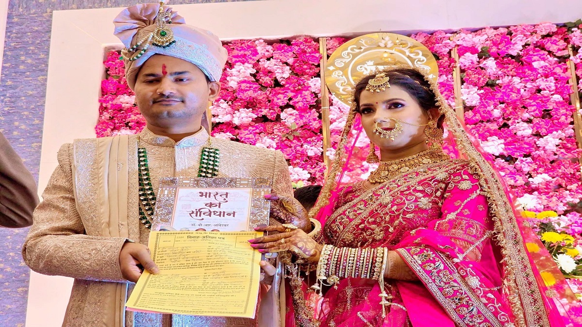 पटना में अनोखी शादी: संविधान को साक्षी मानकर IITian अधिकारी जोड़े ने रचाई शादी, बिना मंत्र और 7 फेरे लिए सात जन्मों का लिया संकल्प