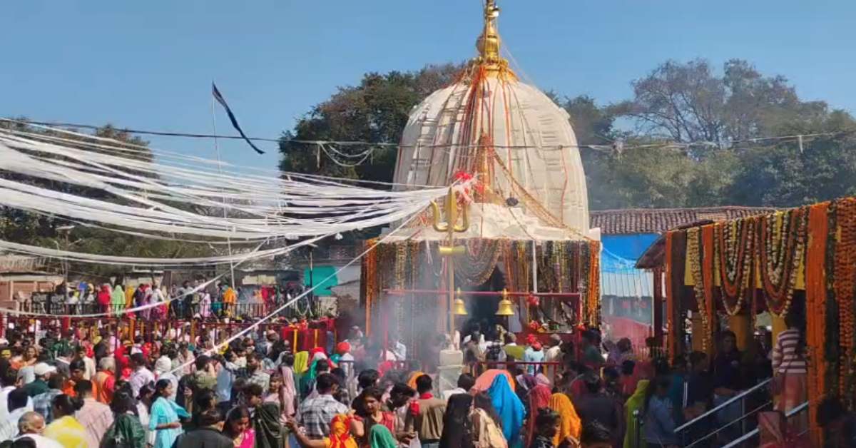 जेब तय करेगी दर्शन का अधिकार ? देवतालाब में वीआईपी भक्ति, 250 रुपये की रसीद और मिनटों में दर्शन; कतार में खड़े गरीबों का क्या ?